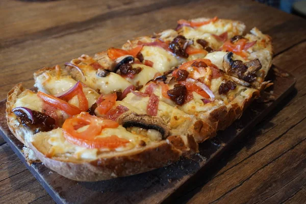 Pão Pizza Com Queijo Cebola Tomate Frango Azeitona Assada Forno — Fotografia de Stock