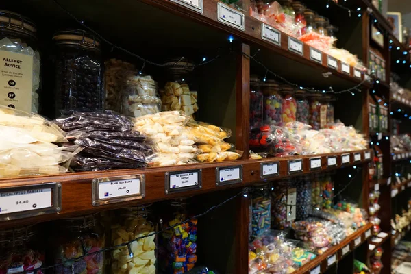 クイーンズタウン ニュージーランド 5月1日 注目すべき甘い店おいしい様々なキャンディ菓子甘い砂糖コーティングされた店子供のための様々なおいしいキャンディー有名なファッジロリーズおいしいスナック菓子 — ストック写真