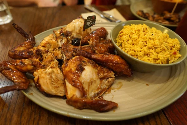 Νόστιμο Ψητό Κοτόπουλο Ολόκληρο Πικάντικο Ρύζι Και Ζεστό Τσιπ Διατροφής — Φωτογραφία Αρχείου