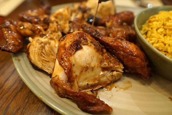 Delicioso Frango Assado Inteiro Com Arroz Picante Chip Quente Nutrição — Fotografia de Stock