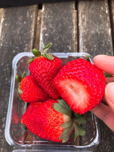 Fraise Fraîche Dans Une Boîte Sur Table Bois Focus Sélectif — Photo