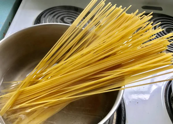 Heerlijke Pasta Met Tomatensaus Zeevruchten Gehakt Komkommer Sla Witte Plaat — Stockfoto