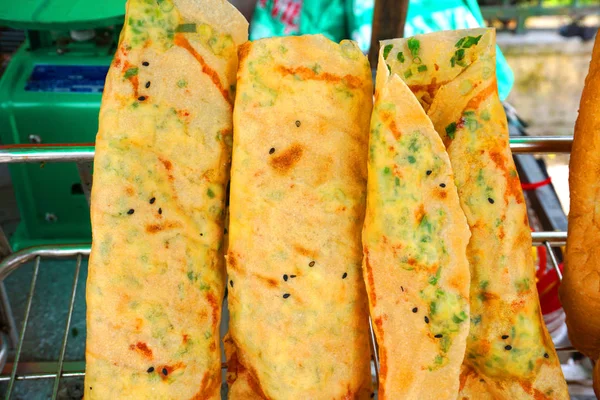 Banh trang nuong Da Lat - Vietnam sokak yemekleri ızgara pirinç kağıdıyla dövülmüş sarı yumurta soğan küçük karides domuz eti, soğan, bahardaki soğan, acı biber sosu Asya mutfağı çıtır çıtır, tuzlu ve lezzetli yemekler 