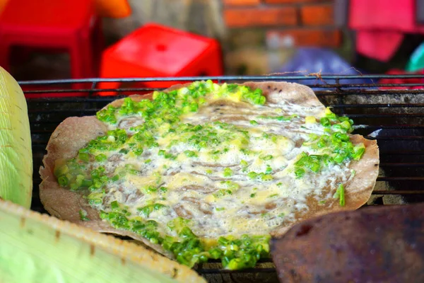 Banh Trang Nuong Rat ベトナムの通り料理とグリルライスペーパー溶き黄色の卵玉ねぎ小さなエビの豚肉の花春玉ねぎチリソースアジア料理カリカリ塩味おいしい食べ物 — ストック写真