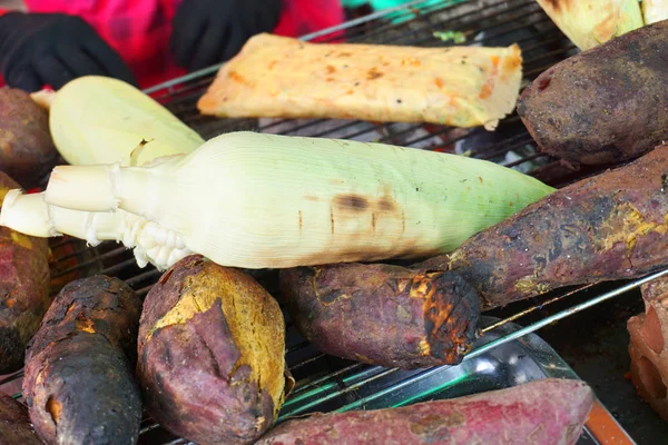 Banh Trang Nuong Rat ベトナムの通り料理焼き米紙と黄色の卵玉ねぎ小さなエビの豚肉の花春玉ねぎチリソースアジア料理カリカリ塩辛いおいしい食べ物 石油と伝統的なコーブBbq通りの食べ物で焼きトウモロコシ — ストック写真