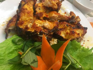 Tabakta ızgara balık yakın 