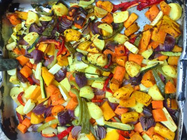 Tavada kızarmış sebze.