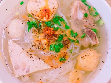 Hu Tieu Nam Vang Pho bo Vietnamlı şehriye çorbası domuz bifteği ile yayılmış tavuk eti çorbası acı biber sosu taze baharat 