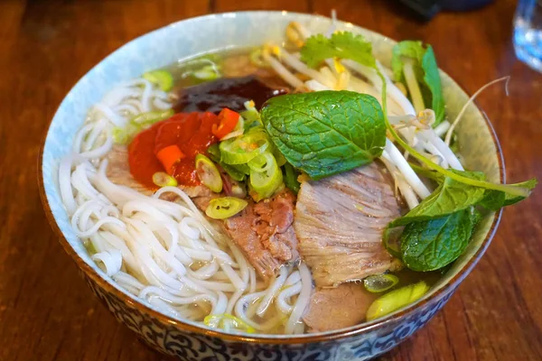 Pho Sopa Fideos Vietnamitas Con Carne Cerdo Sprawn Cebolla Frita — Foto de Stock