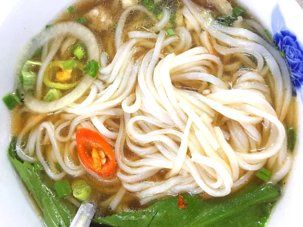 Pho Βιετναμέζικες Noodles Σούπα Χοιρινό Βόειο Κρέας Ψεκάζονται Τηγανητό Κρεμμύδι — Φωτογραφία Αρχείου
