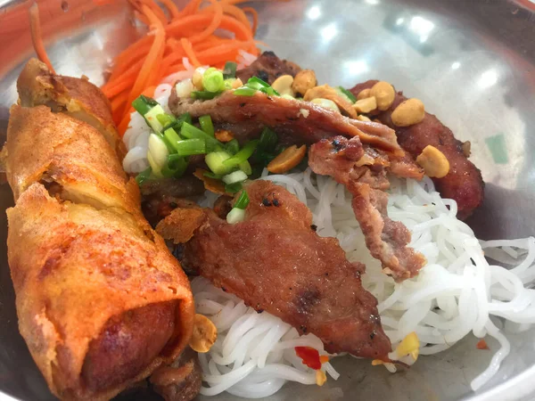 Bun Thit Nuong Vietnamesische Traditionelle Lebensmittel Reisnudeln Mit Gegrilltem Schweinefleisch — Stockfoto