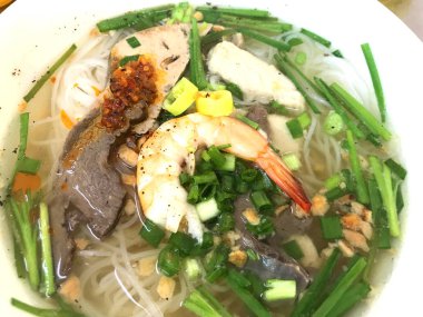 Pho Bo Vietnamlı şehriye çorbası, domuz eti, kızarmış soğan ve sebze, geleneksel et, tavuk, et, sebze, acı biber sosu taze taze soğan. 