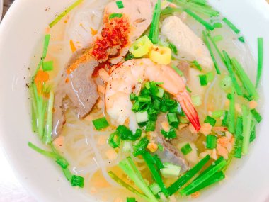 Vietnam eriştesi çorbası domuz eti soslu balık köftesi kızarmış soğan taze soğan ve sebze Pho Bo Hu Tieu Asya mutfağı geleneksel yemekler 