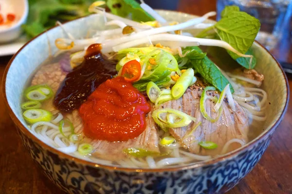 Pho Vietnamese Noedels Soep Met Varkensvlees Uitgesponnen Gebakken Kruid Groenten — Stockfoto