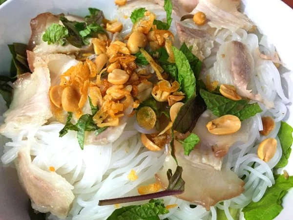 Sopa Macarrão Vietnamita Com Carne Porco Carne Salpicada Bola Peixe — Fotografia de Stock