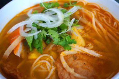 Vietnam eriştesi çorbası domuz eti soslu balık köftesi kızarmış soğan taze soğan ve sebze Pho Bo Hu Tieu Asya mutfağı geleneksel yemekler 