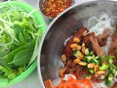 Bun thit nuong - Vietnam geleneksel yemek pirinç eriştesi ızgara domuz eti soğan, fıstık, yumurta rulo, marul, sebze, havuç, biber soslu Asya mutfağı sarımsak soslu sos 