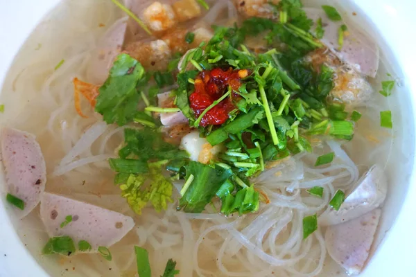 Vietnamesische Nudelsuppe Mit Schweinefleisch Bestreut Fischbällchen Gebratene Zwiebel Frische Kühle — Stockfoto