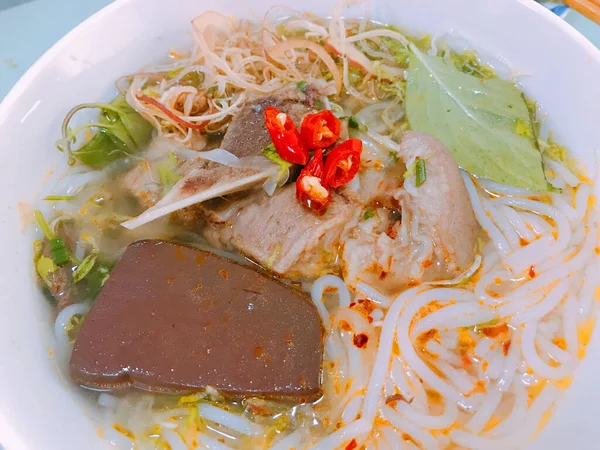 Sopa Fideos Vietnamitas Con Carne Cerdo Esparcida Bola Pescado Cebolla — Foto de Stock