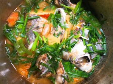 Tabakta pişmiş balığın yakın çekimi      