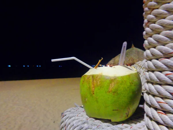 Coctel Del Coco Con Pajita Coco Playa Tropical Sobre Paisaje —  Fotos de Stock