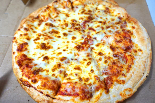 Pizza Kenyér Sajttal Hagyma Paradicsom Csirke Olajbogyó Sütőben Sült Olvadt — Stock Fotó