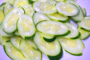 Taze otlar ve sebze limonlu biber maydanozlu fesleğen karışımı Asya mutfağı için sağlıklı vejetaryen yiyecekler. Sarımsaklı biber. Süpermarkette sebze satıyorum.