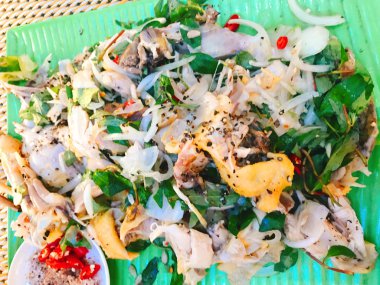 Sebzeli kızarmış tavuk.