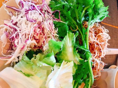 Tabaktaki taze salatayı kapat. 