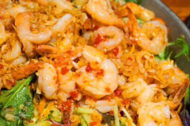 Salatada kızarmış karides yakın plan. 