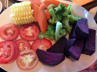 Tabakta taze sebzeler 