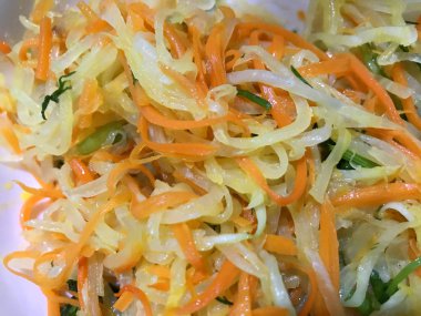 Havuç ve soğan salatası.