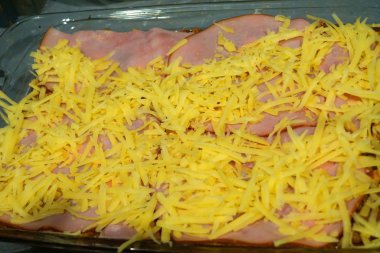 Lezzetli İtalyan lazanyası mozzarella peynirli jambon kıymalı domates soslu makarna geleneksel yemek mutfağı cam tepside ev yapımı bolonez fesleğeni pişirmeye hazır 