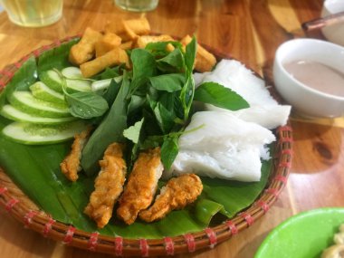 Bun Dau Mam Tom Vietnamlı ünlü yemek pirinç erişteli vermicelli kızarmış tofu fasulyeli karides ezmeli biber soslu bağırsak mutfağı muz yaprağı salatalı Asya mutfağı