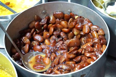 Geniş fasulyeli çömleğe yakın çekim 