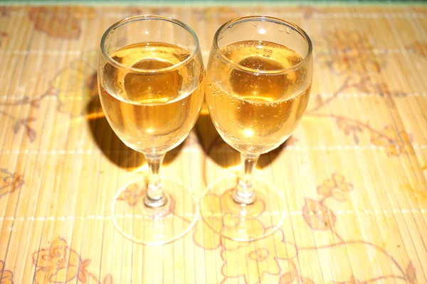 Dois Copos Vinho Branco Fundo Amarelo Celebração — Fotografia de Stock