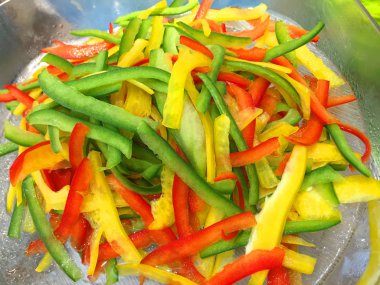 Lezzetli taze sebze salatası domates taze yeşil salata salatalık, salatalık, fasulye tomurcukları Vietnam yemeği için otlar. 