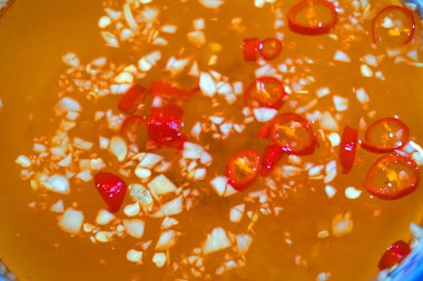 Biberli ve limonlu lezzetli geleneksel balık sosu ve Vietnam yemeği için doğranmış sarımsaklı Asya mutfağı sosu. 