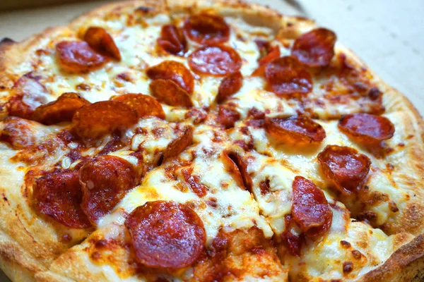 Pão Pizza Com Queijo Cebola Tomate Frango Azeitona Assada Forno — Fotografia de Stock