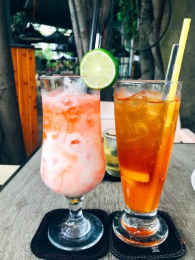 Sütlü çay, krem peynirli kibrit, kahve dükkanında buz küpüyle güzel dekorasyon, buz gibi soğuk limon suyu. 