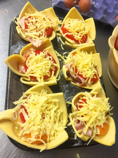 Köstlichen Speck Und Muffin Mit Tomate Auf Der Oberseite Voller — Stockfoto