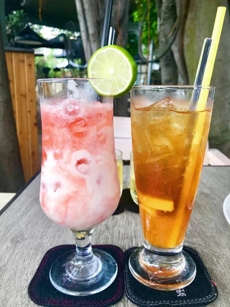 Deliciosos Batidos Yogur Fresa Con Leche Cremosa Helado Durazno Vidrio —  Fotos de Stock