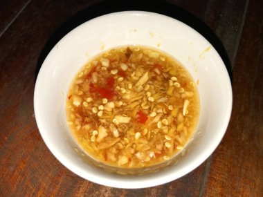 Lezzetli balık sosu, biber sarımsaklı limon suyu, Asya mutfağı Vietnam 'ın ünlü sosu Nuoc Mam Toi Ot 