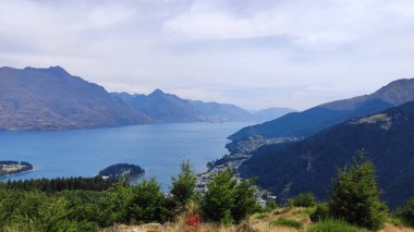 Queenstown Hill Yürüyüş Pisti Queenstown 'un güzel merkezi ünlü turistik mekan güzel muhteşem Wakatipu Gölü sıradağları dikkat çekici dağ sıraları spor yürüyüşü manzarası