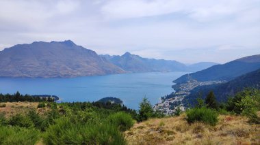 Queenstown Hill Yürüyüş Pisti Queenstown 'un güzel merkezi ünlü turistik mekan güzel muhteşem Wakatipu Gölü sıradağları dikkat çekici dağ sıraları spor yürüyüşü manzarası
