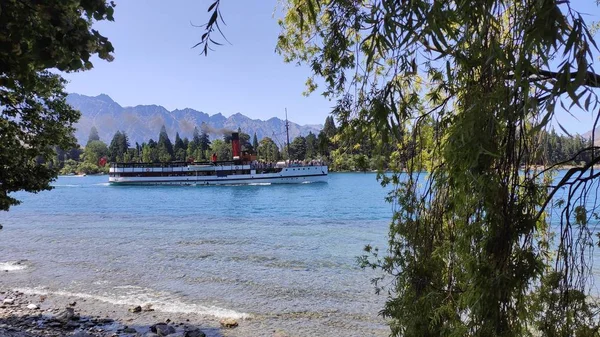 Queenstown / Yeni Zelanda: Tss Earnslaw Cruis gemisi Queenstown 'un güzel merkezinde ünlü turistik bir yer muhteşem Wakatipu Gölü' nün muhteşem dağ sırası şehri Yeni Zelanda 'nın güneyinde barları ve restoranları olan 