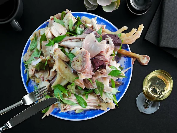 Ensalada Pollo Con Cebolla Hierbas Vista Superior Mesa Vino Oscuro — Foto de Stock