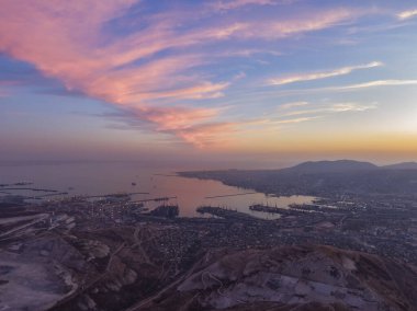 Alacakaranlıktaki liman şehrinin panoramik fotoğrafı. Port Novorossiysk, Tsemess Körfezi. Karadeniz
