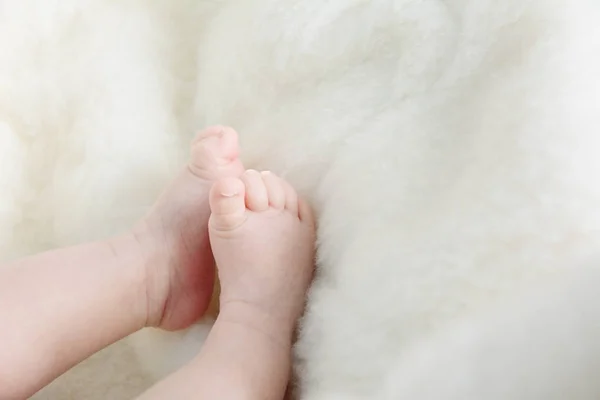 Pequeños pies recién nacidos — Foto de Stock