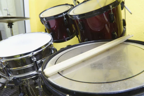 Drumkit Mit Trommeln Und Drumsticks — Stockfoto